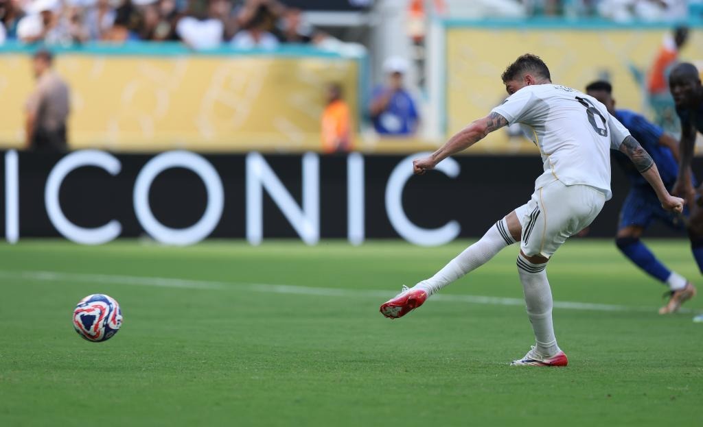 东契奇遭遇冲突细节曝光！斯罗德直奔更衣室，隔人出手，艾顿难以抵挡